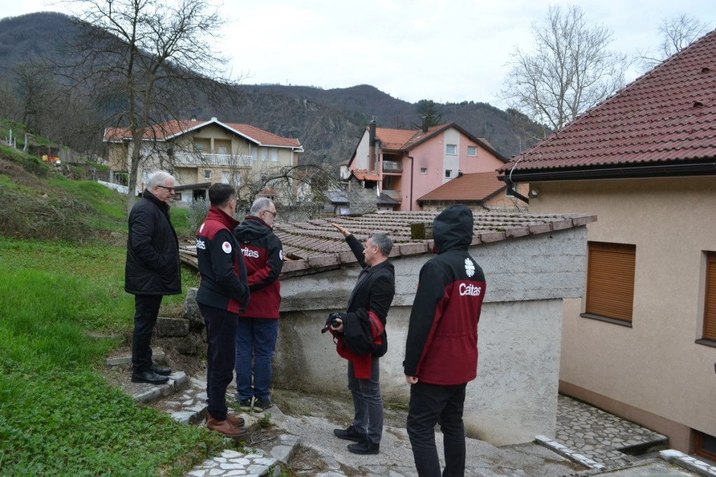 Izaslanstvo Hrvatskog Caritasa obišlo poplavljena područja u BiH